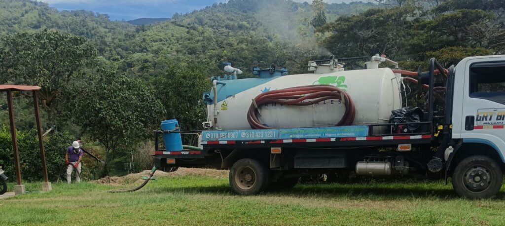 Camión vactor de Magnus Ambientales realizando succión de lodos y transporte de aguas residuales en zona rural de Cundinamarca