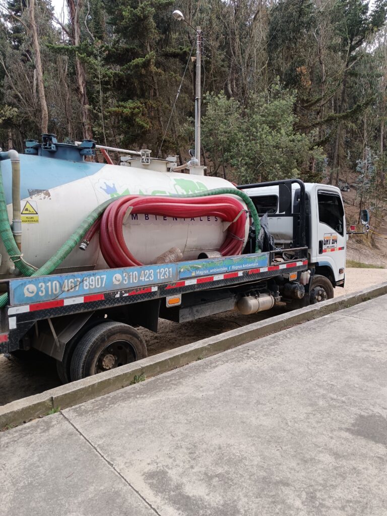 Camión cisterna propio para recolección y transporte de aguas residuales y lodos industriales