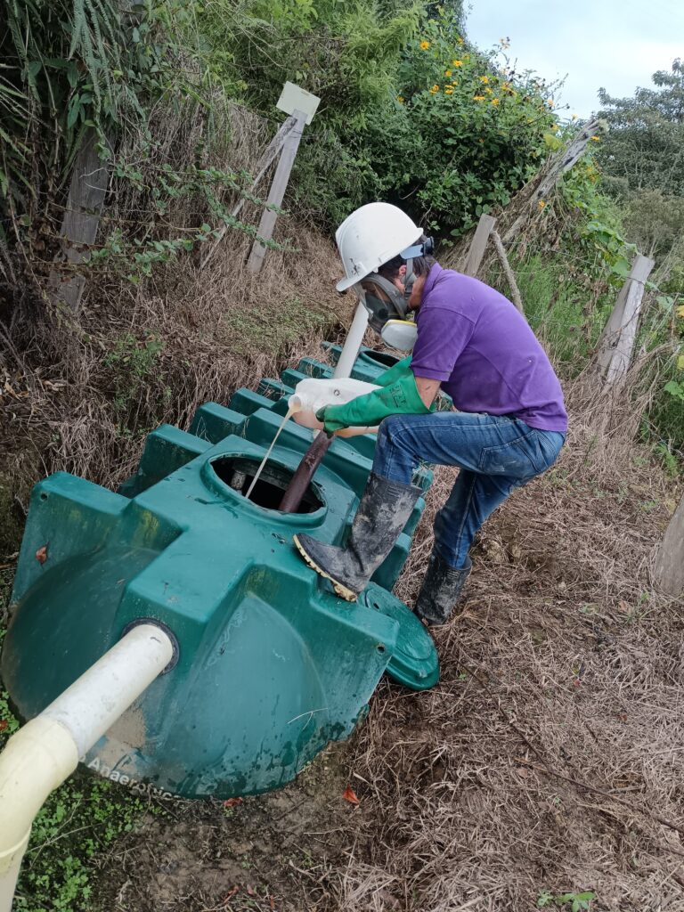 Mantenimiento y limpieza de trampas de grasa con aplicación de tratamiento biológico