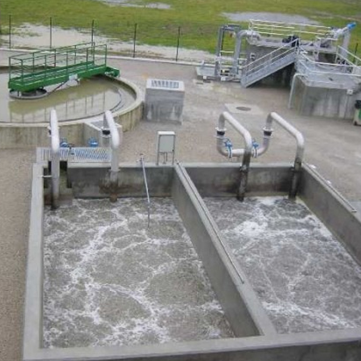 Aguas aceitosas y residuos de trampas de grasa listos para tratamiento en nuestra PTAR autorizada.