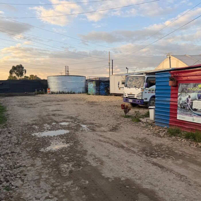 Entrada principal e instalaciones logísticas de la PTAR autorizada de Magnus Ambientales en Cundinamarca.