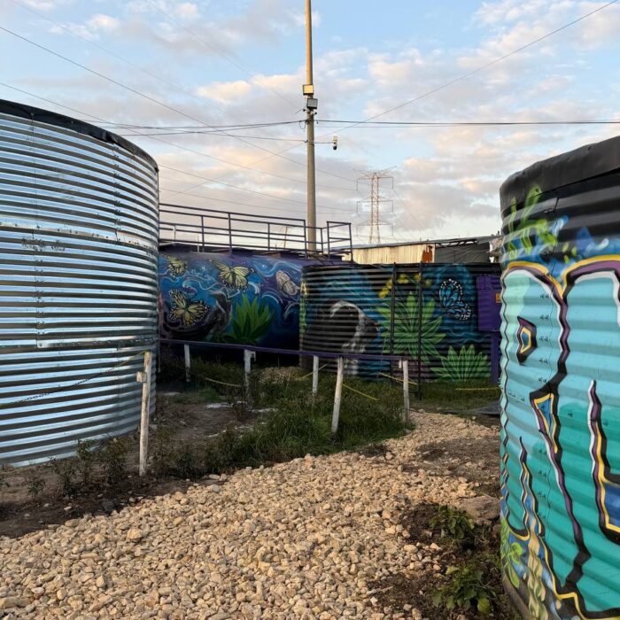 Instalaciones principales de la planta propia de tratamiento de aguas y lodos industriales en Cundinamarca.