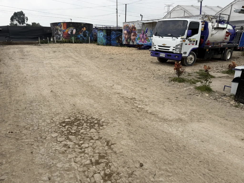 Camión cisterna de succión parqueado junto a los módulos de tratamiento en la PTAR de Magnus Ambientales