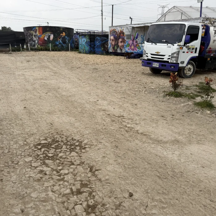 Camión cisterna de succión parqueado junto a los módulos de tratamiento en la PTAR de Magnus Ambientales