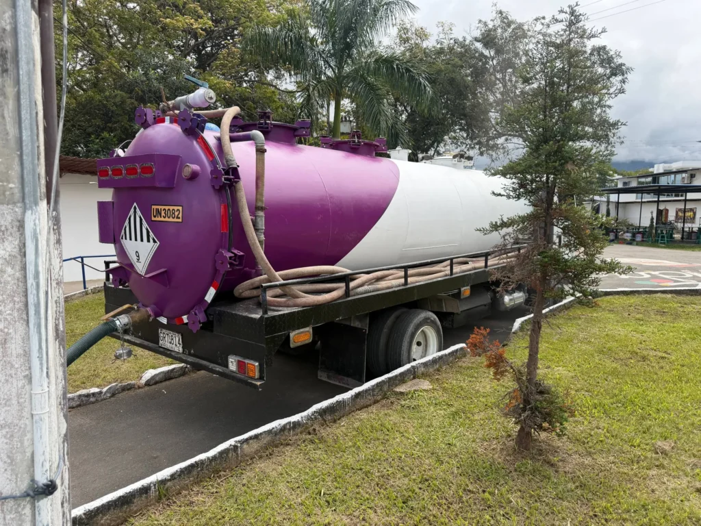 Camión Vactor de Magnus Ambientales succionando pozo séptico en zona residencial