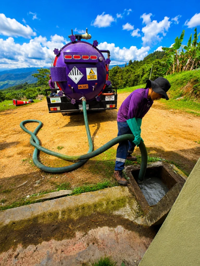 Magnus Ambientales destaponando un pozo séptico en Girardot