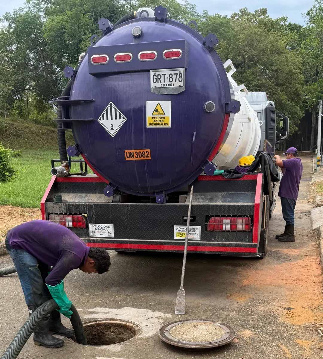 Alcantarilla siendo destapada con ayuda de un camión vactor de Magnus Ambientales