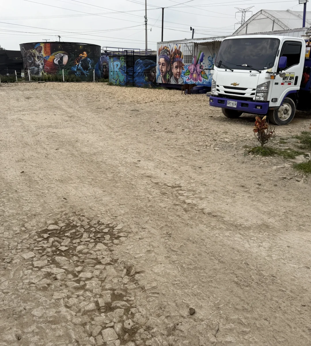 Camión cisterna de succión parqueado junto a los módulos de tratamiento en la PTAR de Magnus Ambientales
